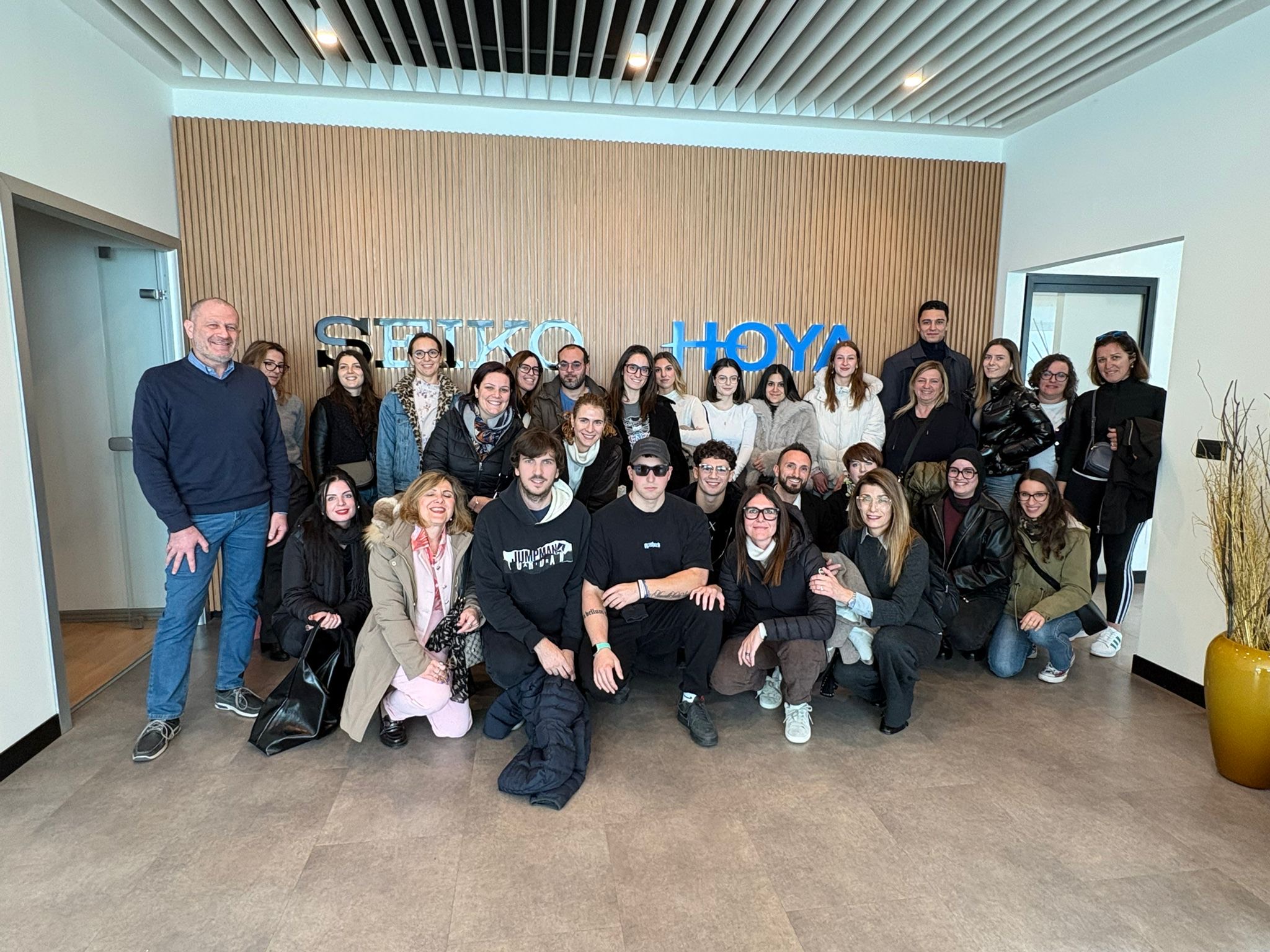 Alla scoperta del mondo delle lenti oftalmiche: visita a Hoya Lens Italia